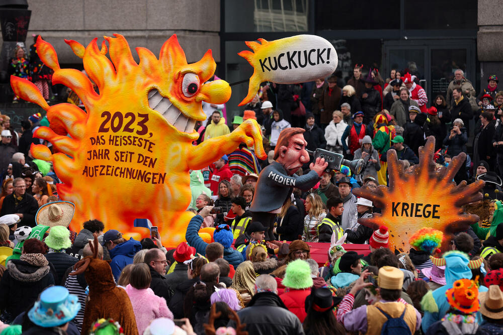 <p><span style="background-color: rgb(255, 255, 255);">Na ulicama Dizeldorfa danas je održan karneval koji su obilježile i mnoge kreacije sa političkim porukama.</span></p>