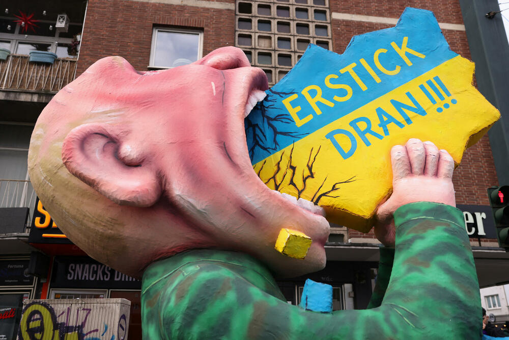 <p><span style="background-color: rgb(255, 255, 255);">Na ulicama Dizeldorfa danas je održan karneval koji su obilježile i mnoge kreacije sa političkim porukama.</span></p>