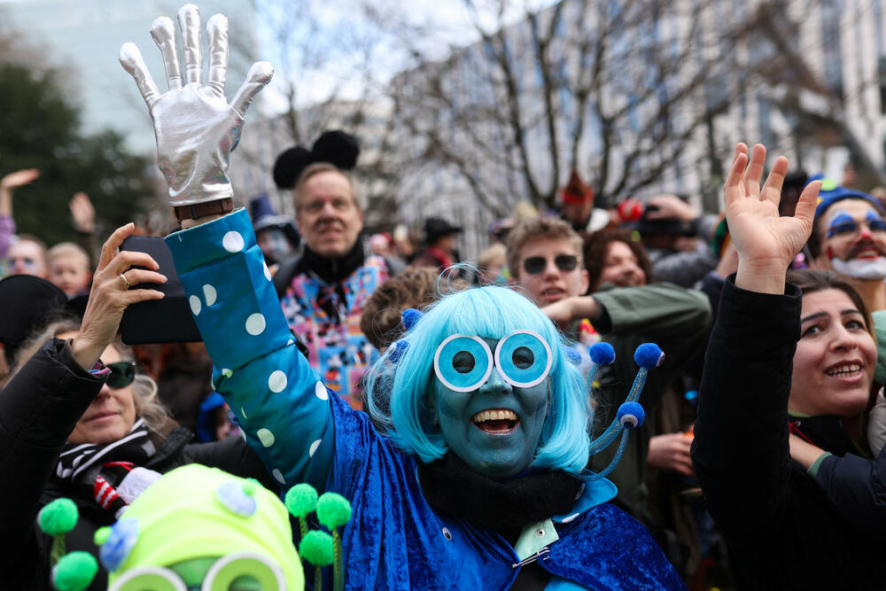 <p><span style="background-color: rgb(255, 255, 255);">Na ulicama Dizeldorfa danas je održan karneval koji su obilježile i mnoge kreacije sa političkim porukama.</span></p>