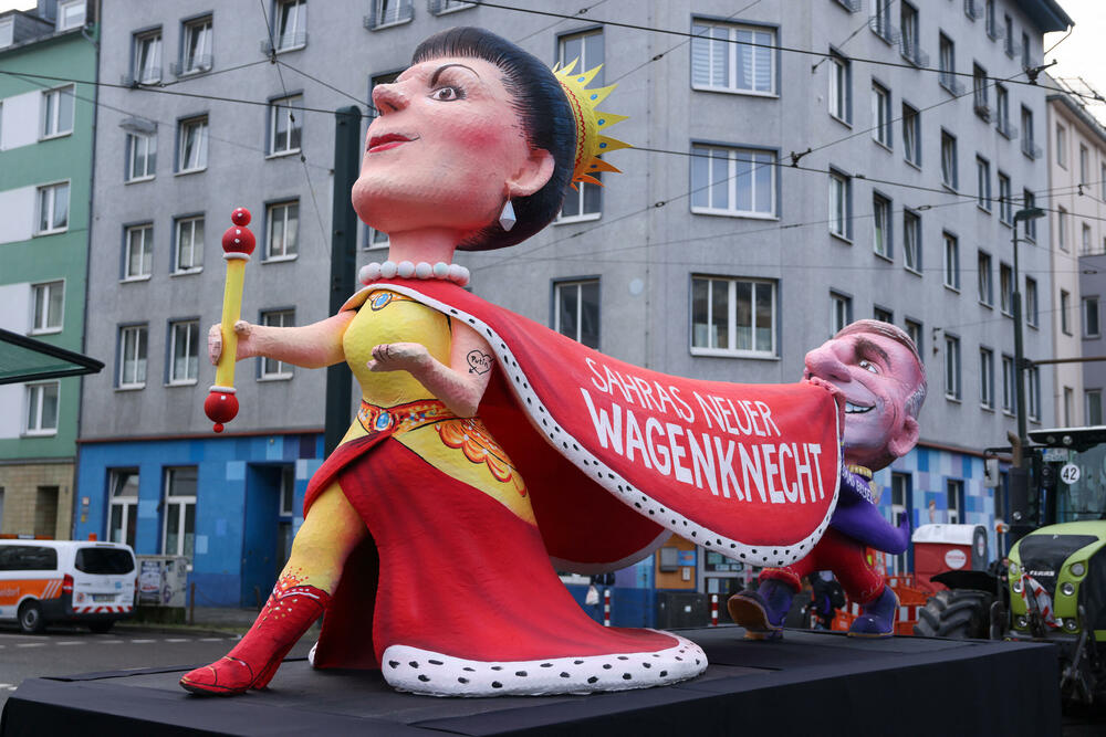 <p><span style="background-color: rgb(255, 255, 255);">Na ulicama Dizeldorfa danas je održan karneval koji su obilježile i mnoge kreacije sa političkim porukama.</span></p>