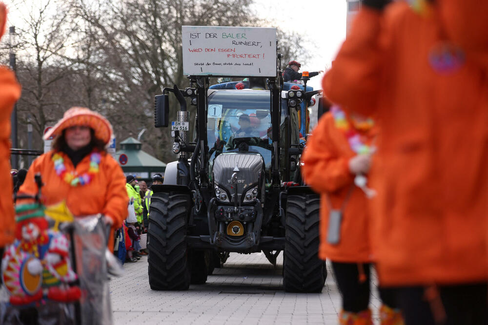 <p><span style="background-color: rgb(255, 255, 255);">Na ulicama Dizeldorfa danas je održan karneval koji su obilježile i mnoge kreacije sa političkim porukama.</span></p>