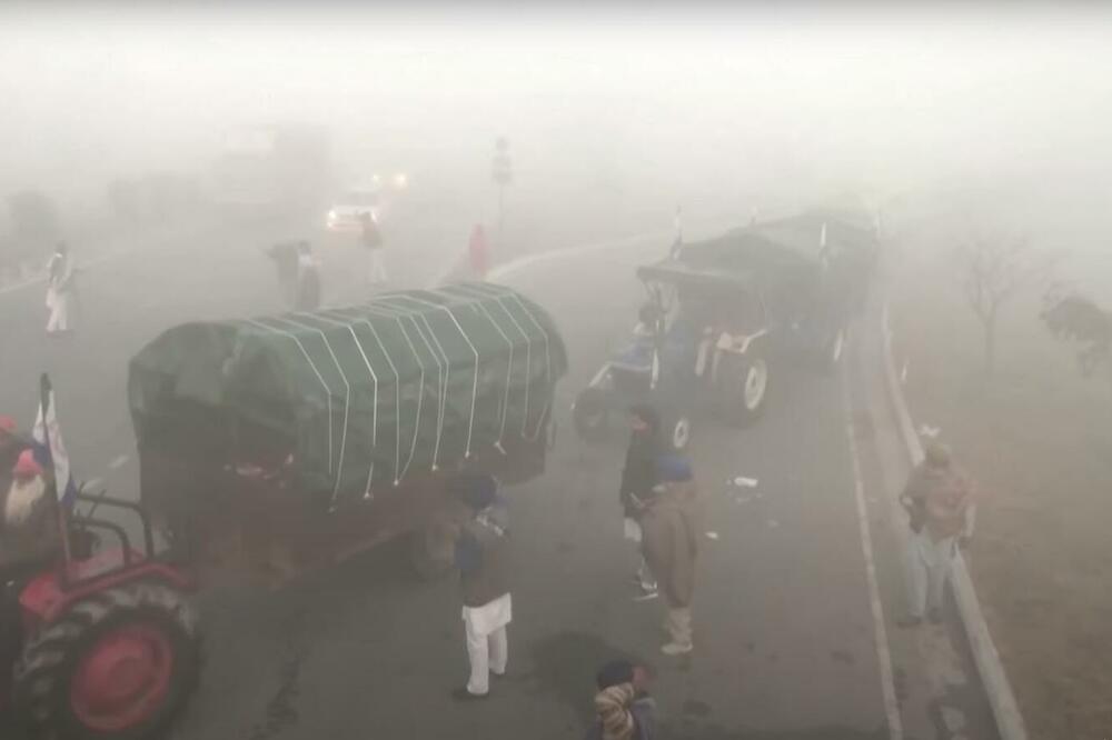 Detalj sa protesta u Indiji: Gusti oblaci suzavca ispaljeni na demonstrante, Foto: Printscreen YouTube