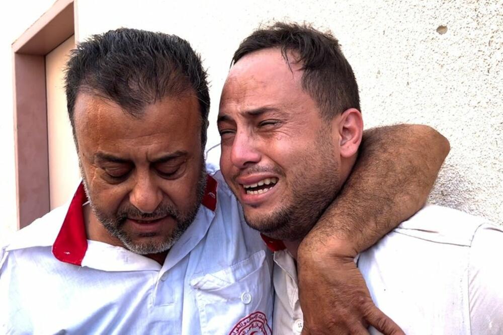 Mahmuda (desno) u suzama kada je saznao da mu je otac poginuo, Foto: Feras Al Ajrami