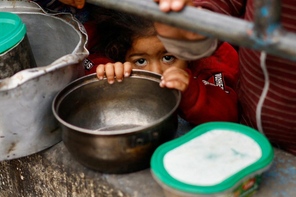 Palestinska djeca u Rafi čekaju hranu iz humanitarne kuhinje