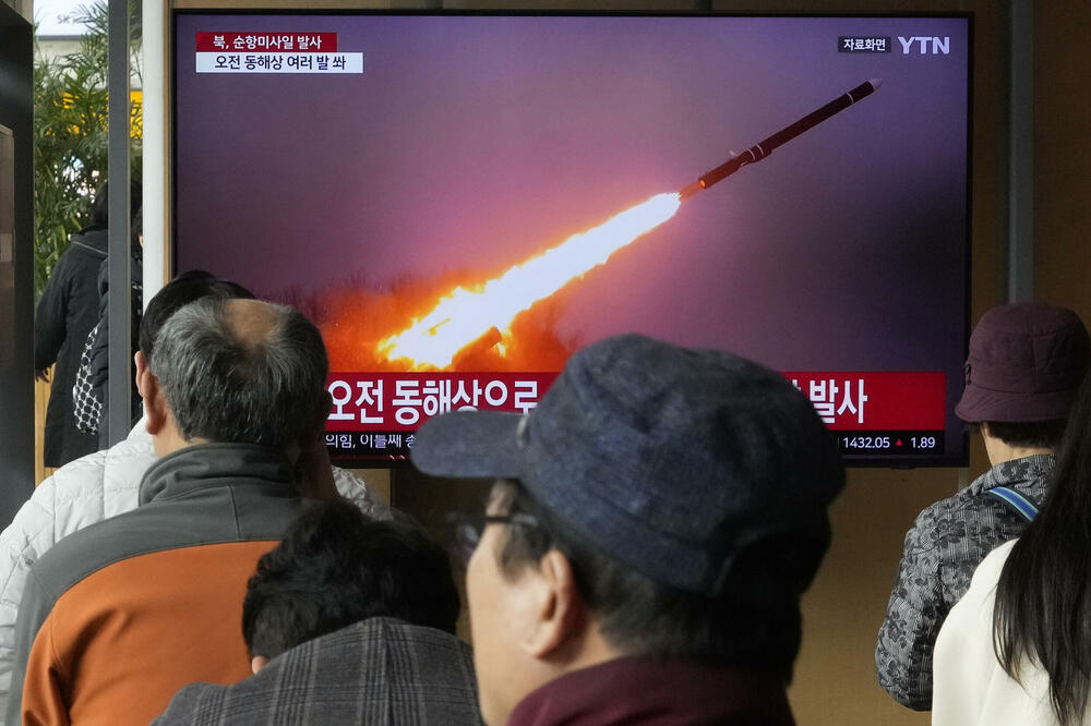 Detalj iz Seula, glavnog grada Južne Koreje: Na televiziji se emituje vijest o ispaljivanju sjevernokorejskih raketa, Foto: Beta/AP