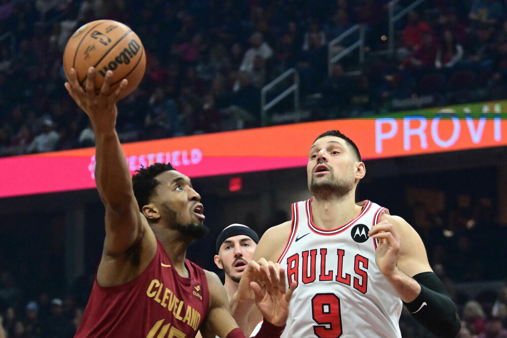 Vučević u duelu sa Mičelom, Foto: Reuters