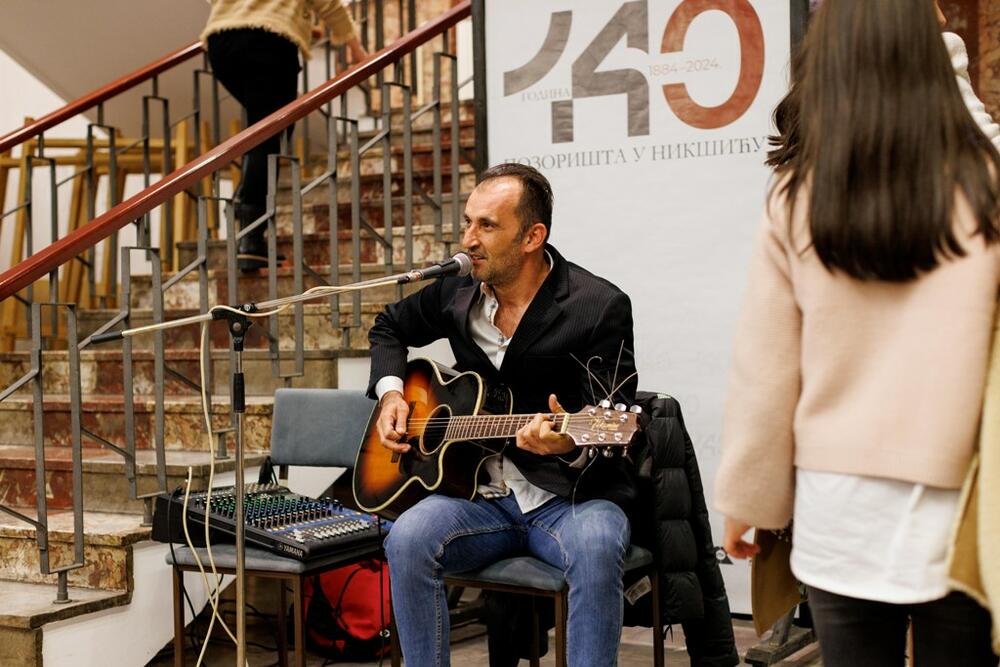 <p>Kada se kaže &bdquo;gospodin Nikšić&ldquo;, prema riječima predsjednika Skupštine, misli se na snažni kulturni i umjetnički prizvuk koji se u &bdquo;ovom gradu i danas osjeća na svakom koraku, na tu specifičnu kulturnu energiju koju je Nikšić sačuvao i u najtežim vremenima&ldquo;</p>