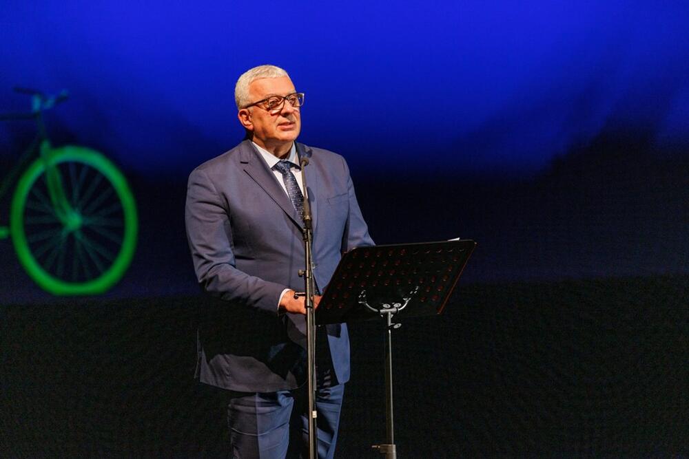 <p>Kada se kaže &bdquo;gospodin Nikšić&ldquo;, prema riječima predsjednika Skupštine, misli se na snažni kulturni i umjetnički prizvuk koji se u &bdquo;ovom gradu i danas osjeća na svakom koraku, na tu specifičnu kulturnu energiju koju je Nikšić sačuvao i u najtežim vremenima&ldquo;</p>