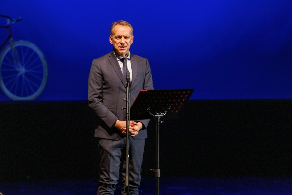 <p>Kada se kaže &bdquo;gospodin Nikšić&ldquo;, prema riječima predsjednika Skupštine, misli se na snažni kulturni i umjetnički prizvuk koji se u &bdquo;ovom gradu i danas osjeća na svakom koraku, na tu specifičnu kulturnu energiju koju je Nikšić sačuvao i u najtežim vremenima&ldquo;</p>