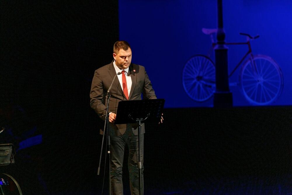 <p>Kada se kaže &bdquo;gospodin Nikšić&ldquo;, prema riječima predsjednika Skupštine, misli se na snažni kulturni i umjetnički prizvuk koji se u &bdquo;ovom gradu i danas osjeća na svakom koraku, na tu specifičnu kulturnu energiju koju je Nikšić sačuvao i u najtežim vremenima&ldquo;</p>