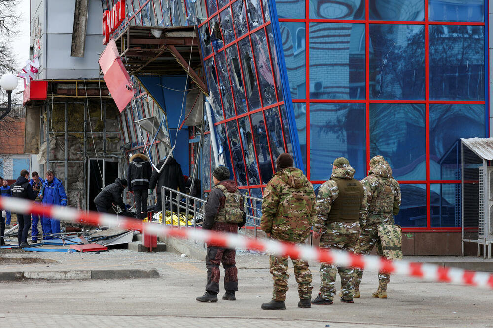 Tržni centar pogođen raketnim udarom, što su lokalne vlasti nazvale ukrajinskim vojnim napadom, tokom rusko-ukrajinskog sukoba u Belgorodu u Rusiji, Foto: Reuters