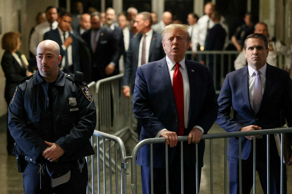 Tramp govori ispred sudnice, Foto: Reuters