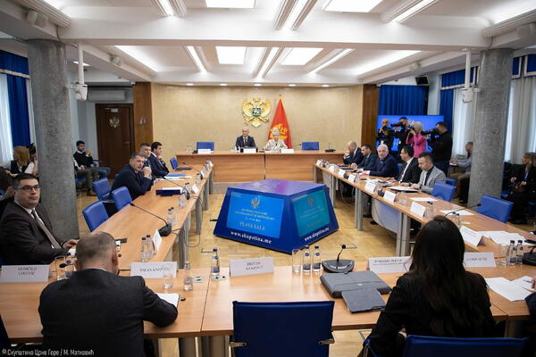 Nije do sobe, gluvi smo mi