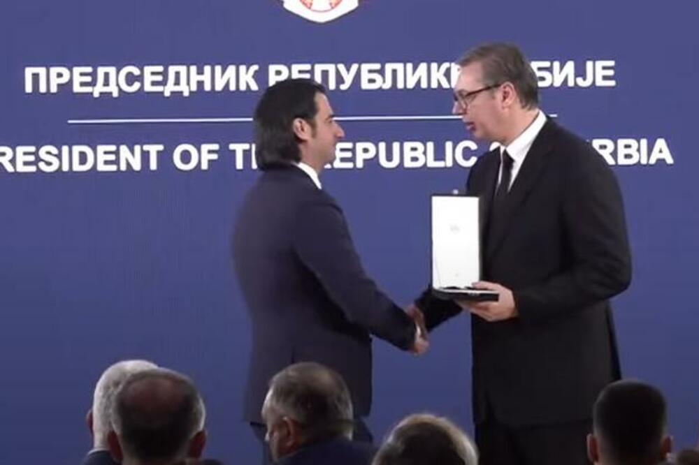 Kovač prima Orden od Vučića, Foto: Printscreen/Youtube