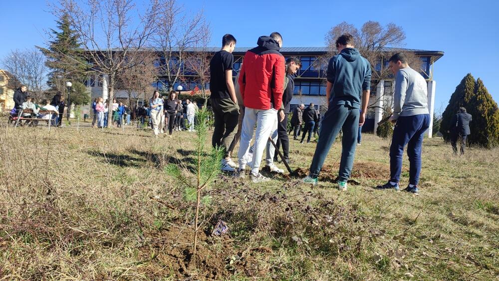 <p>„Cilj ove akcije je ozelenjavanje školske površine i da probudimo svijest kod naših đaka dajući jedan pozitivan primjer u društvu", rekao je Aleksandar Šipčić</p>