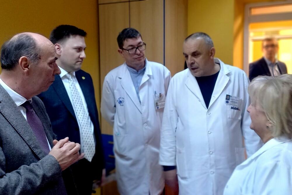 Pavićević i Šimun sa osobljem bolnice, Foto: Svetlana Mandić