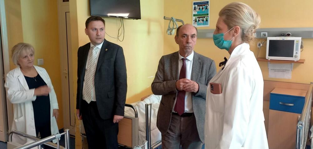 Šimun i Pavićević sa osobljem bolnice