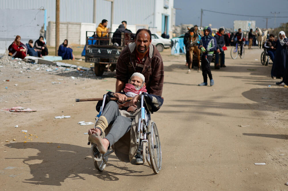Palestinski pacijenti stižu u Rafu nakon što su evakuisani iz bolnice Naser u Kan Junisu zbog izraelske kopnene operacije, juče, u južnom pojasu Gaze, Foto: Reuters