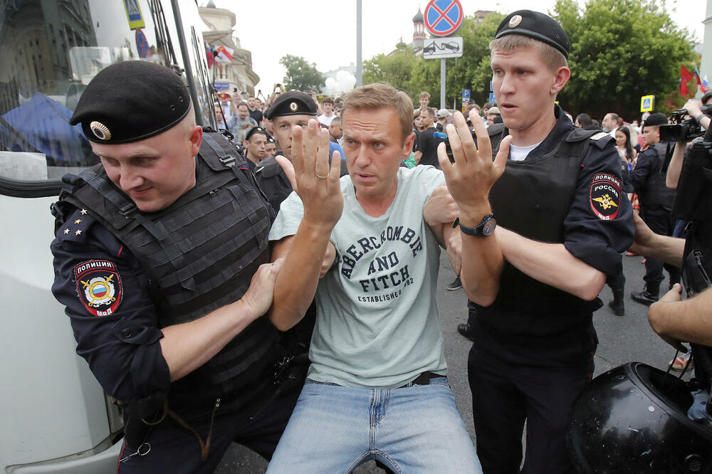Policija privodi Navaljnog tokom skupa u znak podrške novinaru Ivanu Golunovu u junu 2019., Foto: Rojters