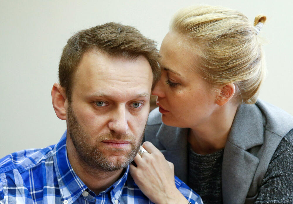 Navaljni sa suprugom Julijom na saslušanju u Moskvi u aprilu 2015.