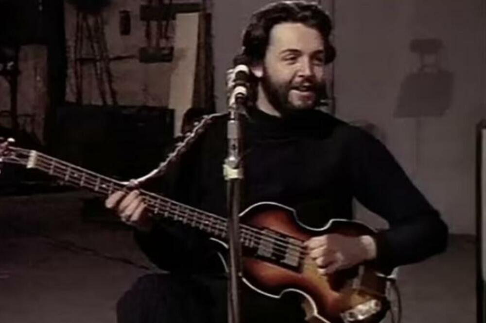 Fotografija na kojoj Makartni svira poznati bas prikazana je u dokumentarcu iz 2021. godine „Get Back", Foto: APPLE FILMS LTD