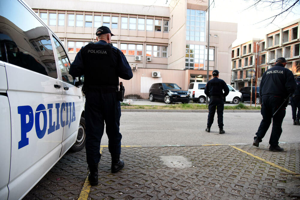 Kad nema nanogica, fizički čuvaju neke osobe: Policija na zadatku