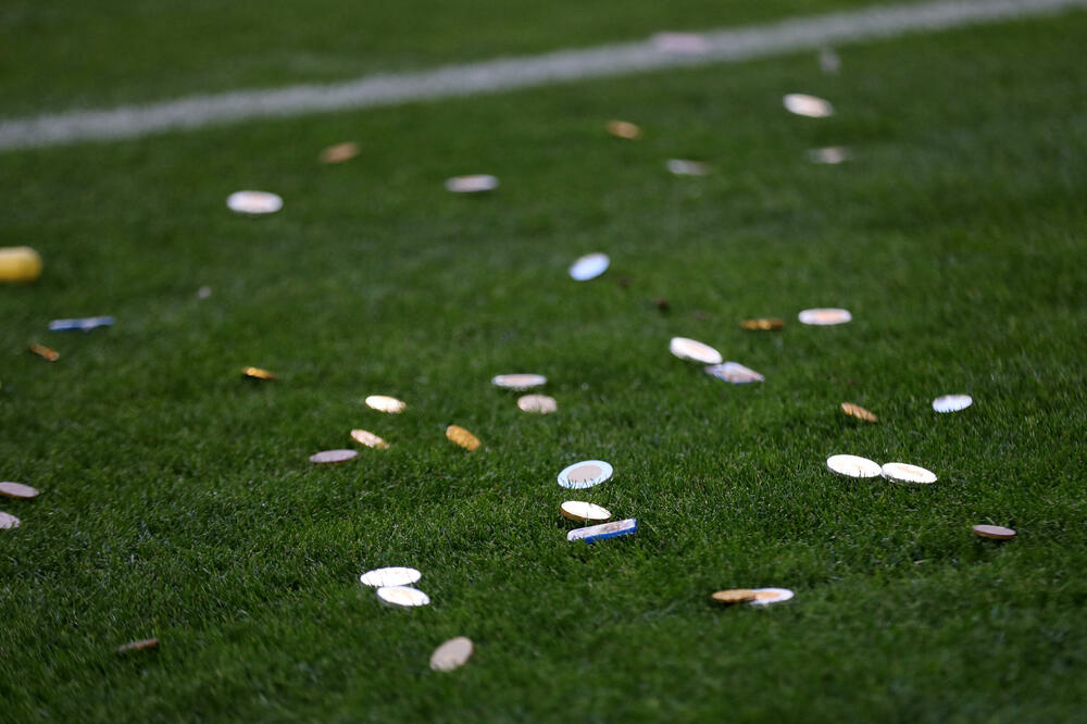 Od novčićča i teniskih loptica do auta na daljinsko upravljanje idu protesti navijača, Foto: REUTERS