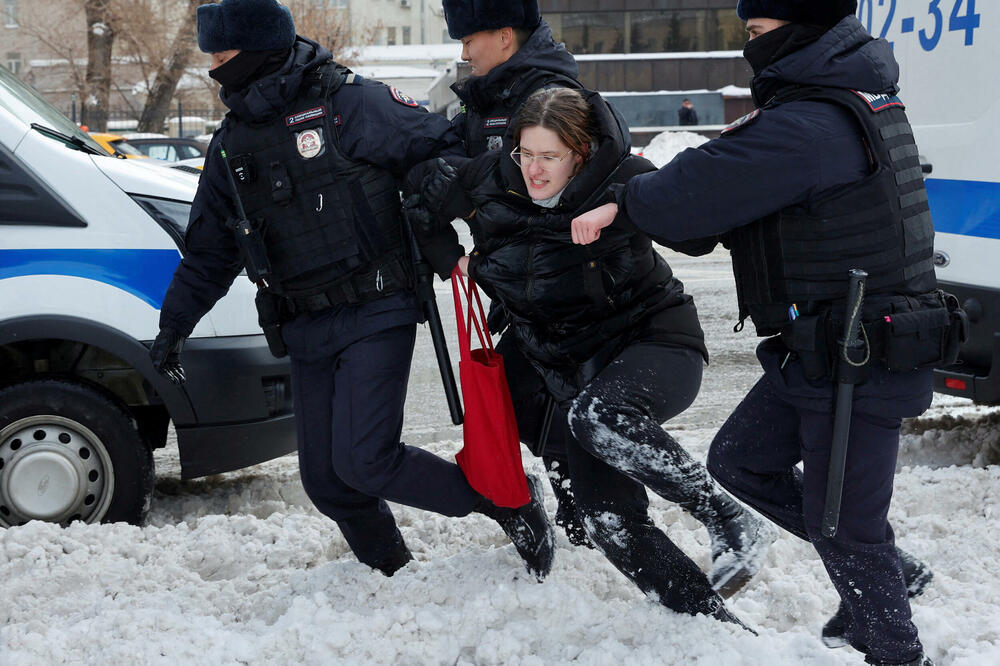 Policija privodi ženu tokom skupa u znak sjećanja na ruskog opozicionog lidera Alekseja Navaljnog, Foto: Reuters