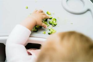 Roditeljstvo: Da li pustiti bebu da jede sama?