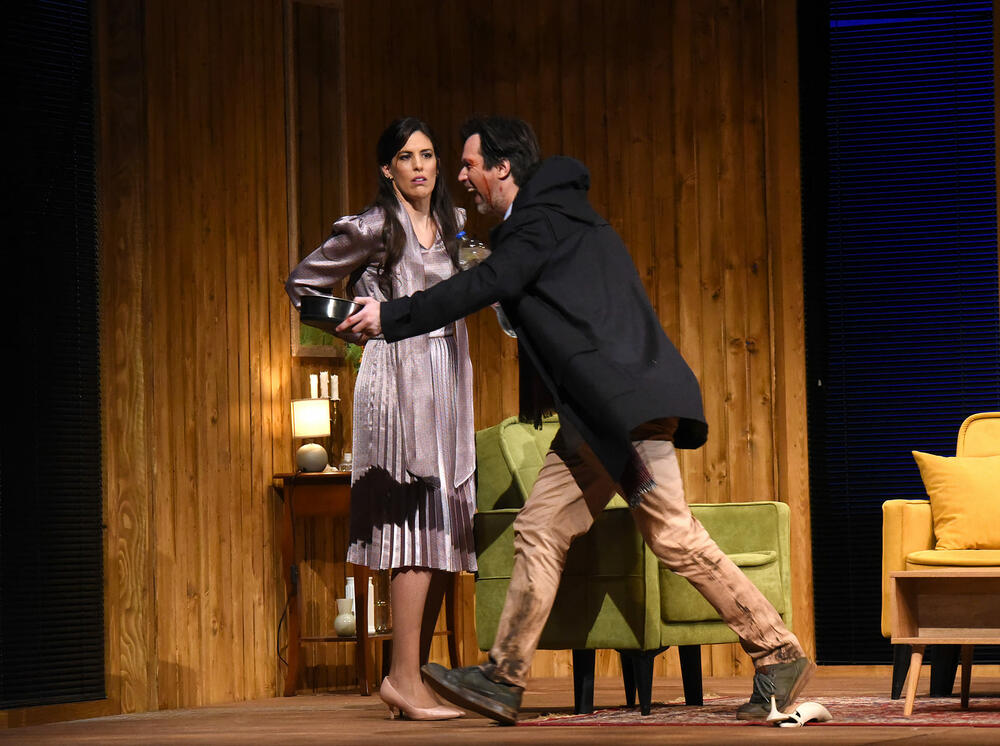 <p>U Nikšiću premijerno izvedena predstava “Kumovi” u čast 140 godina pozorišnog trajanja u gradu pod Trebjesom</p>