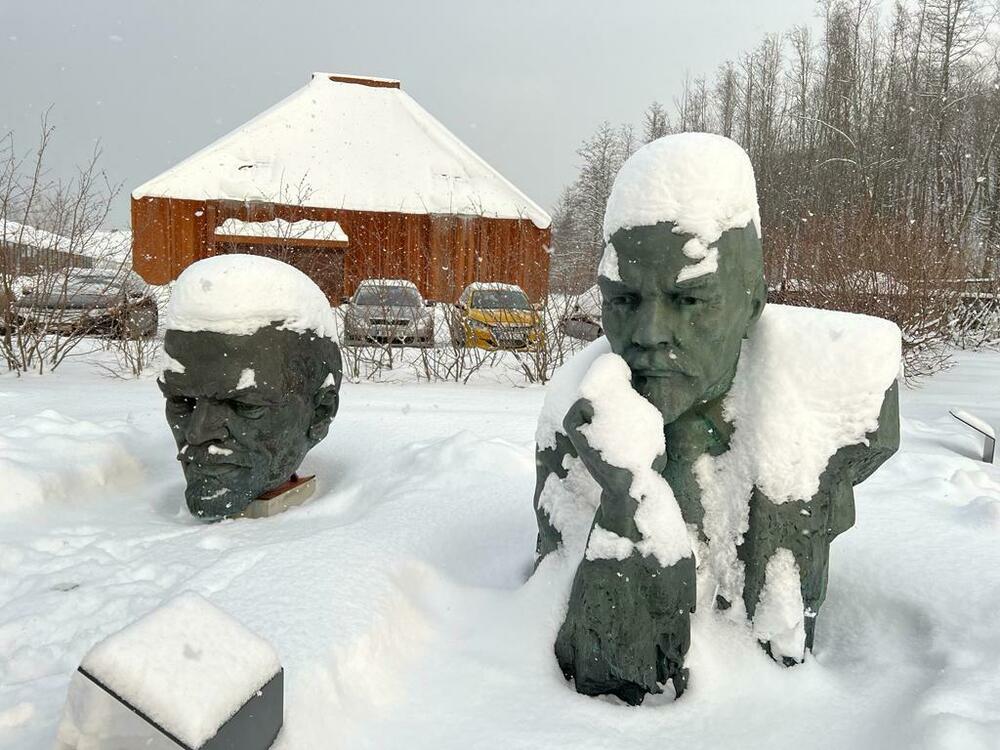 Groblje komunističkih kipova u bašti muzeja Palata Marijino brdo