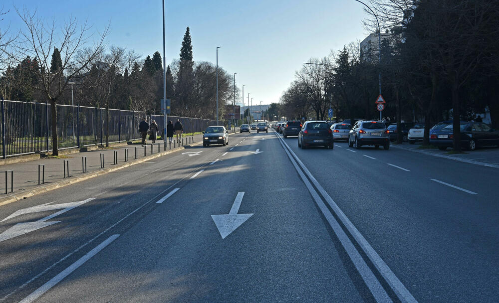 <p>Lokalna vlast uklonila prošlog mjeseca biciklističke trake sa kolovoza, znatno manje gužve u djelovima grada u kojima je dolazilo do kolapsa. Biciklisti primorani da se kreću kolovozom zajedno sa motornim vozilima, i tako rizikuju bezbjednost, upozorava Stefan Bulatović iz udruženja Biciklo.me</p>