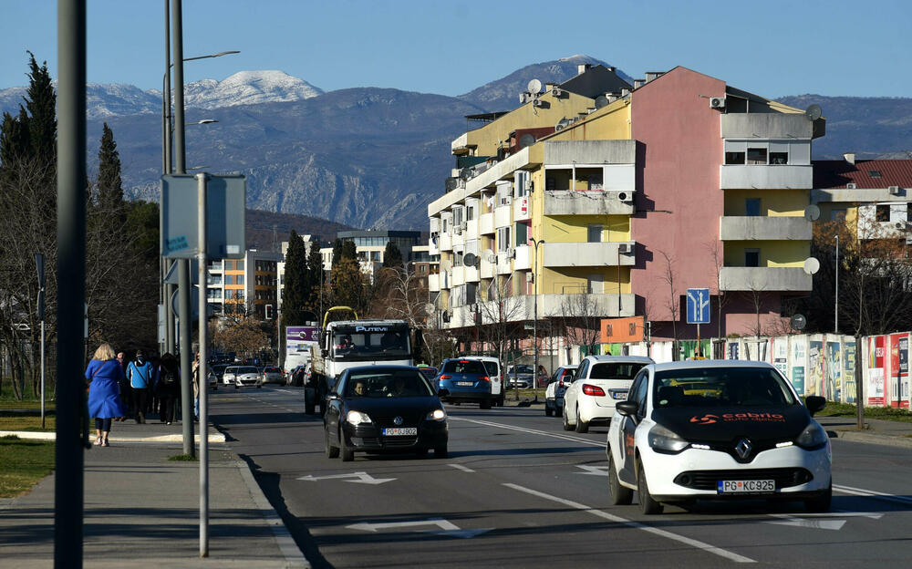<p>Lokalna vlast uklonila prošlog mjeseca biciklističke trake sa kolovoza, znatno manje gužve u djelovima grada u kojima je dolazilo do kolapsa. Biciklisti primorani da se kreću kolovozom zajedno sa motornim vozilima, i tako rizikuju bezbjednost, upozorava Stefan Bulatović iz udruženja Biciklo.me</p>