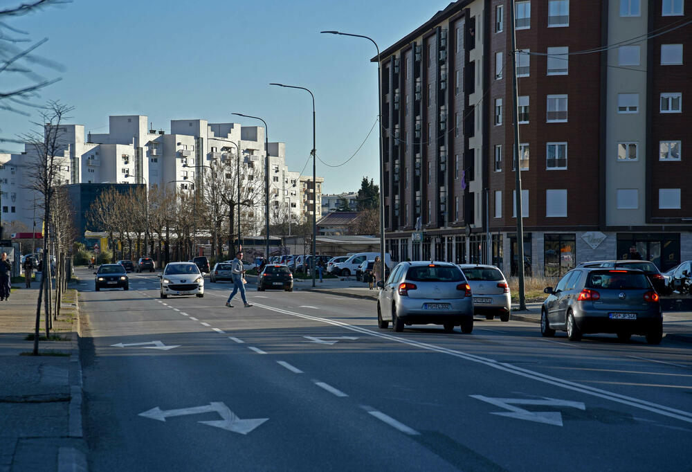 <p>Lokalna vlast uklonila prošlog mjeseca biciklističke trake sa kolovoza, znatno manje gužve u djelovima grada u kojima je dolazilo do kolapsa. Biciklisti primorani da se kreću kolovozom zajedno sa motornim vozilima, i tako rizikuju bezbjednost, upozorava Stefan Bulatović iz udruženja Biciklo.me</p>