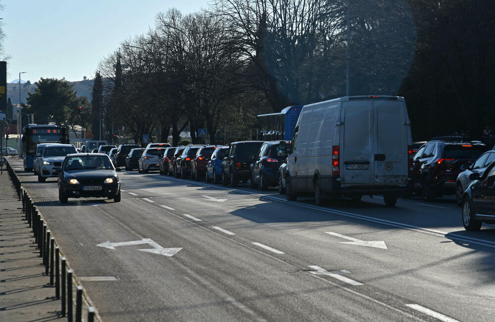 <p>Lokalna vlast uklonila prošlog mjeseca biciklističke trake sa kolovoza, znatno manje gužve u djelovima grada u kojima je dolazilo do kolapsa. Biciklisti primorani da se kreću kolovozom zajedno sa motornim vozilima, i tako rizikuju bezbjednost, upozorava Stefan Bulatović iz udruženja Biciklo.me</p>
