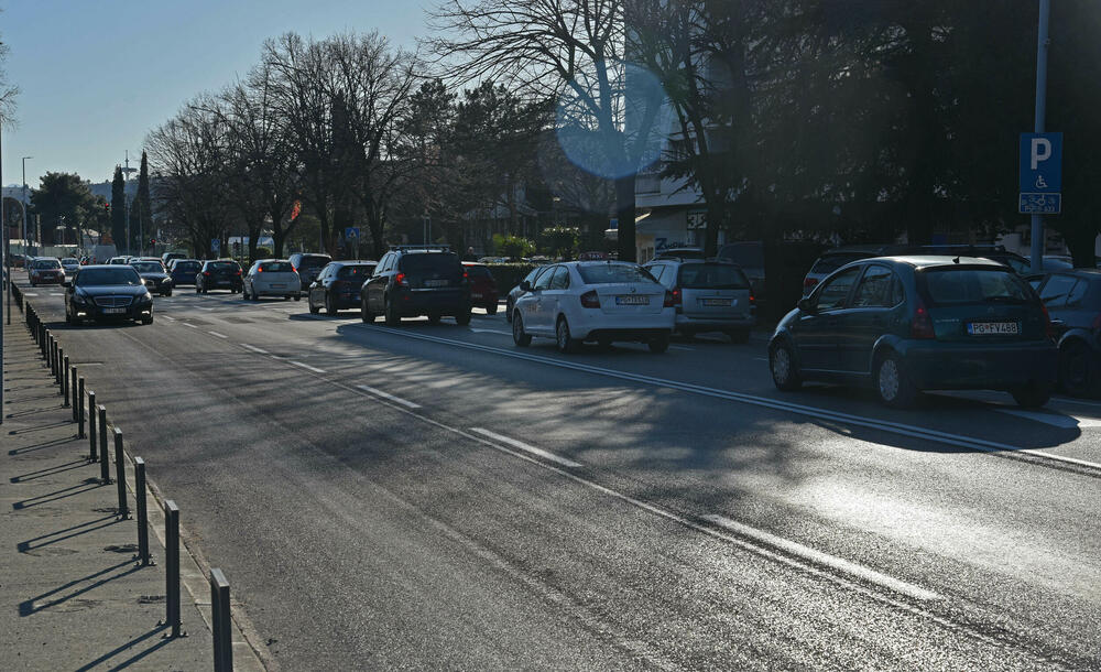 <p>Lokalna vlast uklonila prošlog mjeseca biciklističke trake sa kolovoza, znatno manje gužve u djelovima grada u kojima je dolazilo do kolapsa. Biciklisti primorani da se kreću kolovozom zajedno sa motornim vozilima, i tako rizikuju bezbjednost, upozorava Stefan Bulatović iz udruženja Biciklo.me</p>
