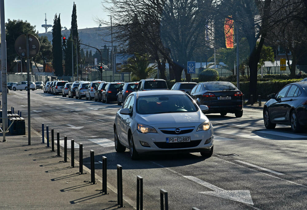 <p>Lokalna vlast uklonila prošlog mjeseca biciklističke trake sa kolovoza, znatno manje gužve u djelovima grada u kojima je dolazilo do kolapsa. Biciklisti primorani da se kreću kolovozom zajedno sa motornim vozilima, i tako rizikuju bezbjednost, upozorava Stefan Bulatović iz udruženja Biciklo.me</p>
