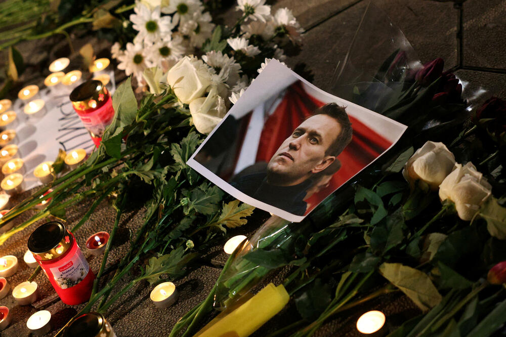 Slika Navaljnog na spomeniku, Foto: REUTERS