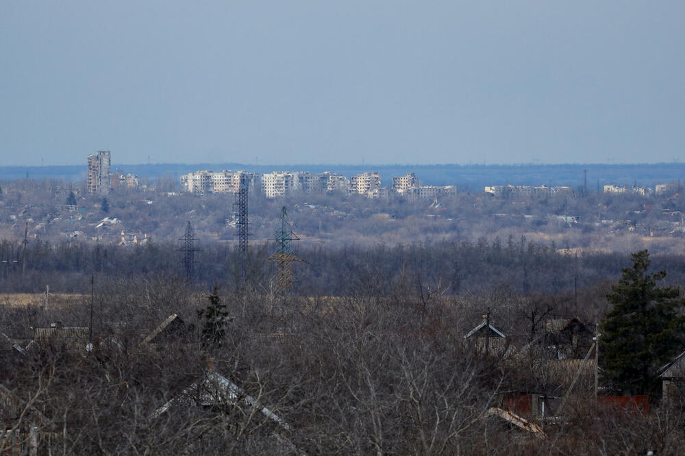 Pogled prikazuje uništene višespratne stambene zgrade u gradu Avdijevke tokom rusko-ukrajinskog sukoba, kako se vidi iz Jasinuvata u Donjeckoj oblasti, Foto: Reuters