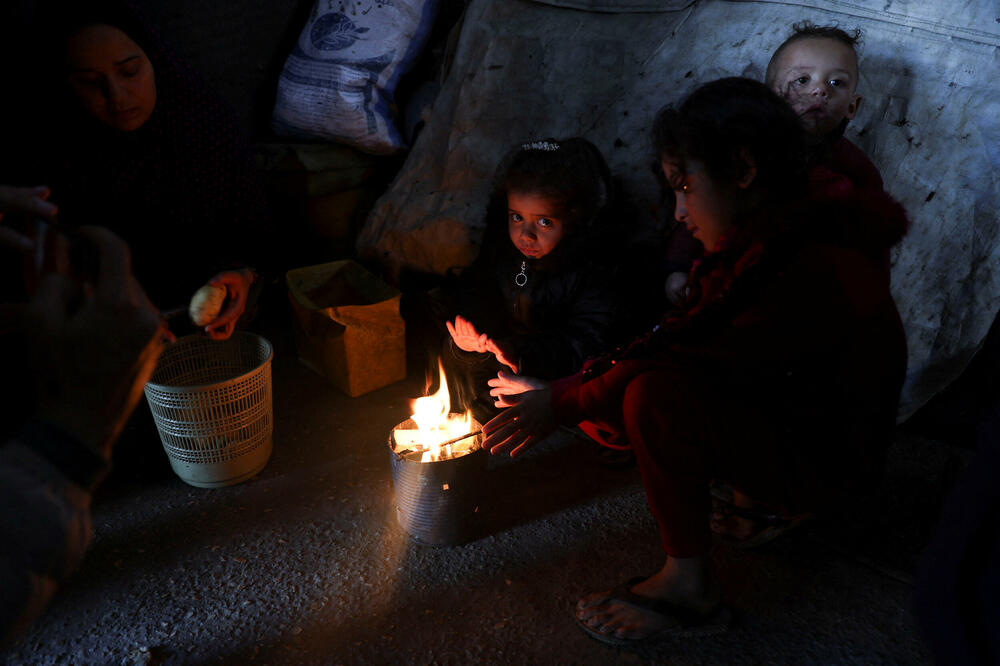 Raseljeni Palestinci, koji su napustili svoje kuće zbog izraelskih udara, u Rafi u južnom pojasu Gaze, Foto: Reuters