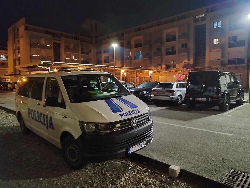 Policija ispred zgrade u kojoj je stan Mijajlovića u Podgorici