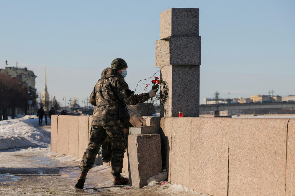 Uklanjanje cvijeća ostavljenog u znak sjećanja na Navaljnog u Sankt Peterburgu, Foto: Rojters