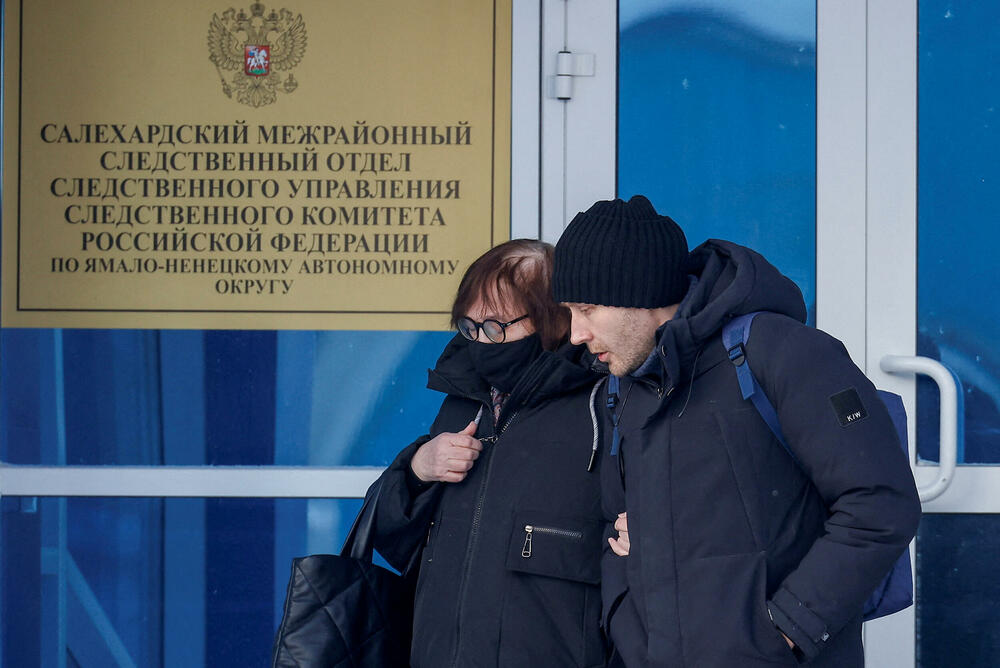 Aleksejeva majka Ljudmila Navaljnaja i njegov advokat izlaze iz kancelarije Istražne komisije u Salehardu