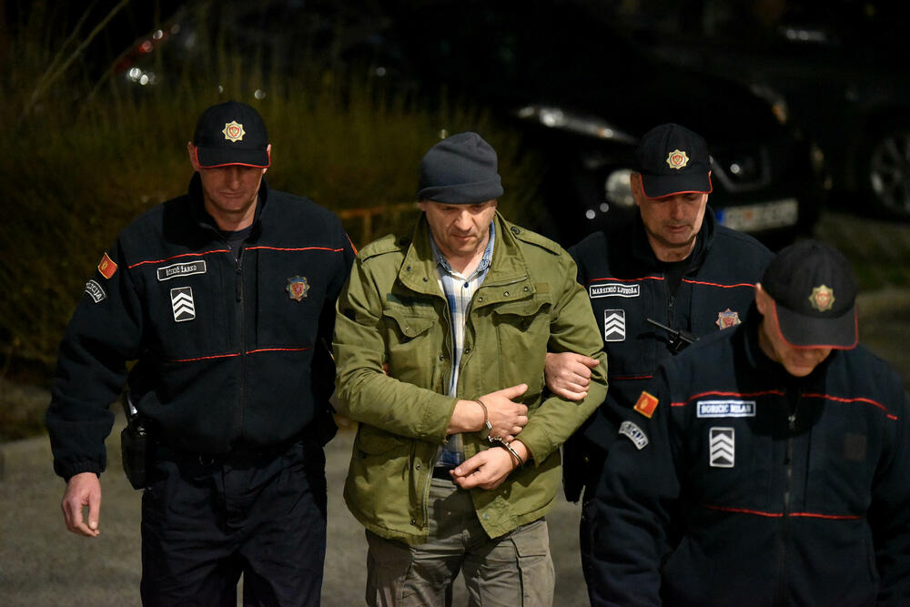 <p>Advokat Zoran Piperović potvrdio da je Mijajlović lišen slobode, nezvanični izvori tvrde da je u pitanju istraga o švercu cigareta</p>