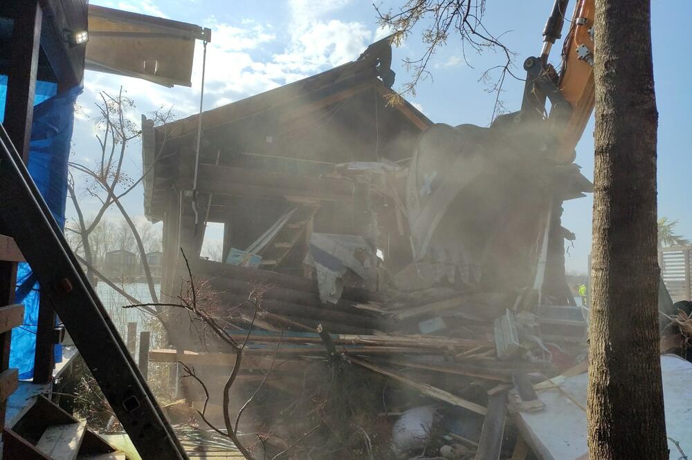 Tokom rušenja kućica na Adi Bojani, Foto: Privatna arhiva