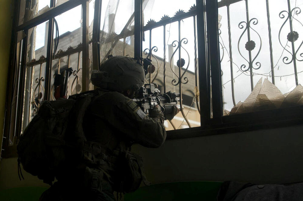 Izraelski vojnik deluje u Pojasu Gaze, Foto: Reuters