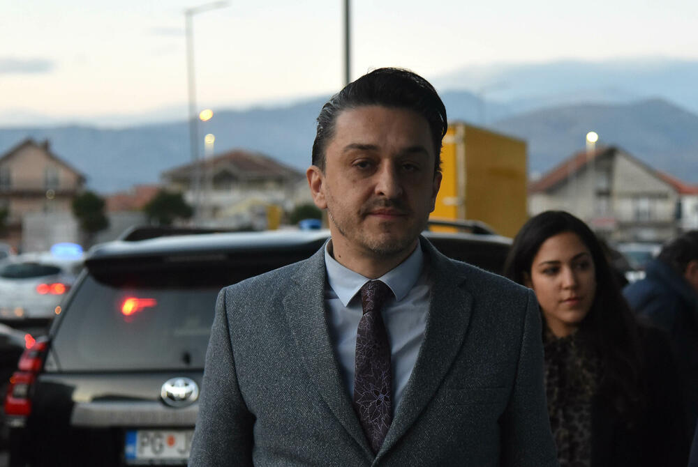 <p>Spajić rekao da će je predviđeno povećanje zarada prosvjetnim radnicima od 10 odsto do jula, Božović rekao da je to od 1. jula</p>