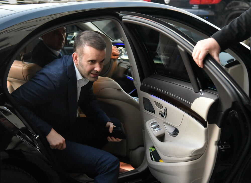 <p>Spajić rekao da će je predviđeno povećanje zarada prosvjetnim radnicima od 10 odsto do jula, Božović rekao da je to od 1. jula</p>