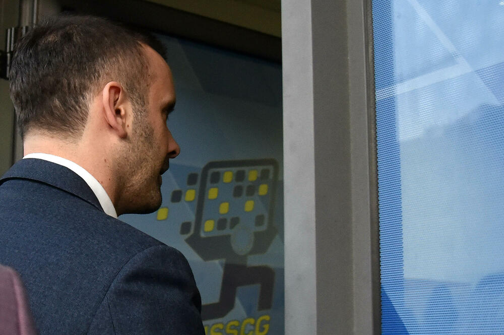 <p>Spajić rekao da će je predviđeno povećanje zarada prosvjetnim radnicima od 10 odsto do jula, Božović rekao da je to od 1. jula</p>