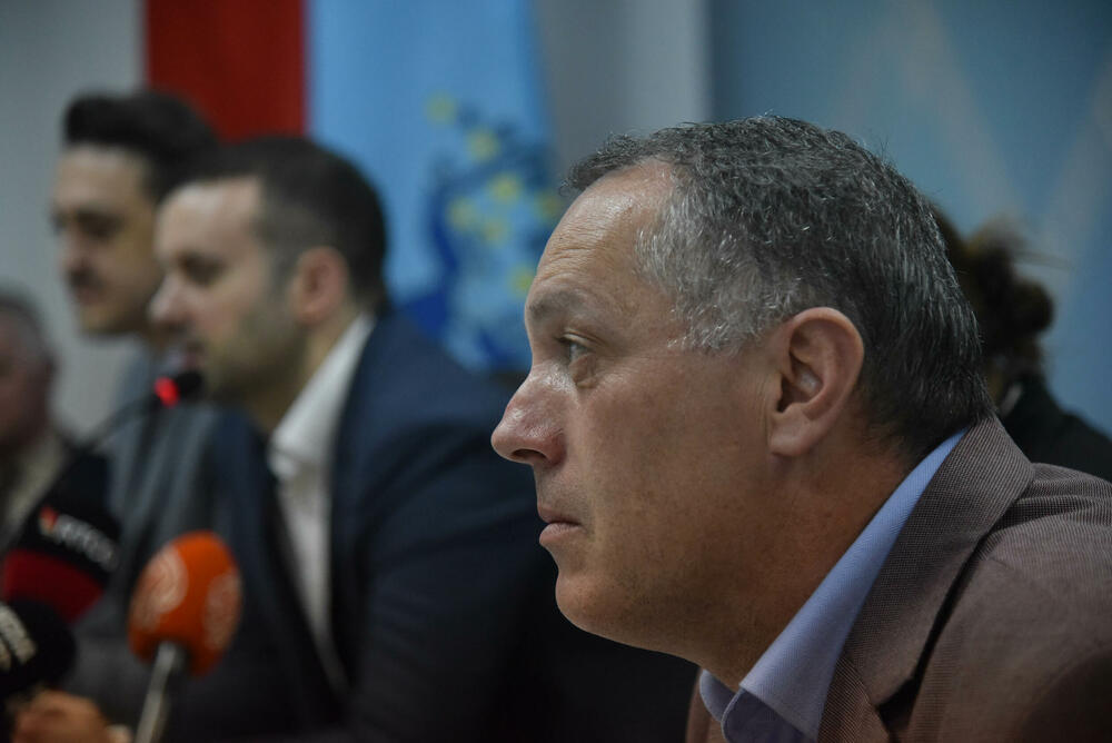 <p>Spajić rekao da će je predviđeno povećanje zarada prosvjetnim radnicima od 10 odsto do jula, Božović rekao da je to od 1. jula</p>